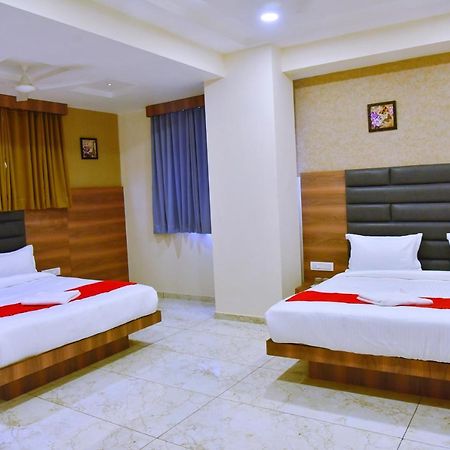 Hotel Krishna Palace Ānand Esterno foto
