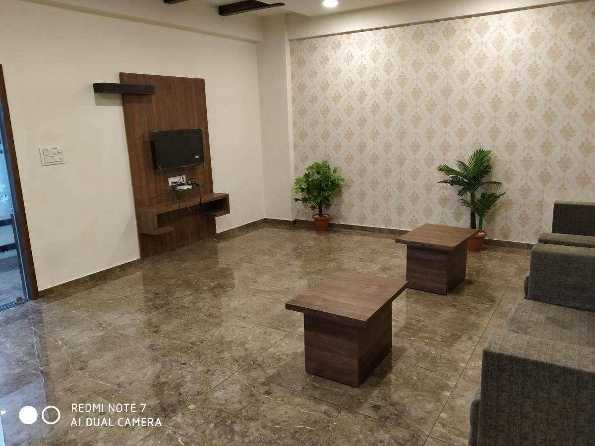 Hotel Krishna Palace Ānand Esterno foto