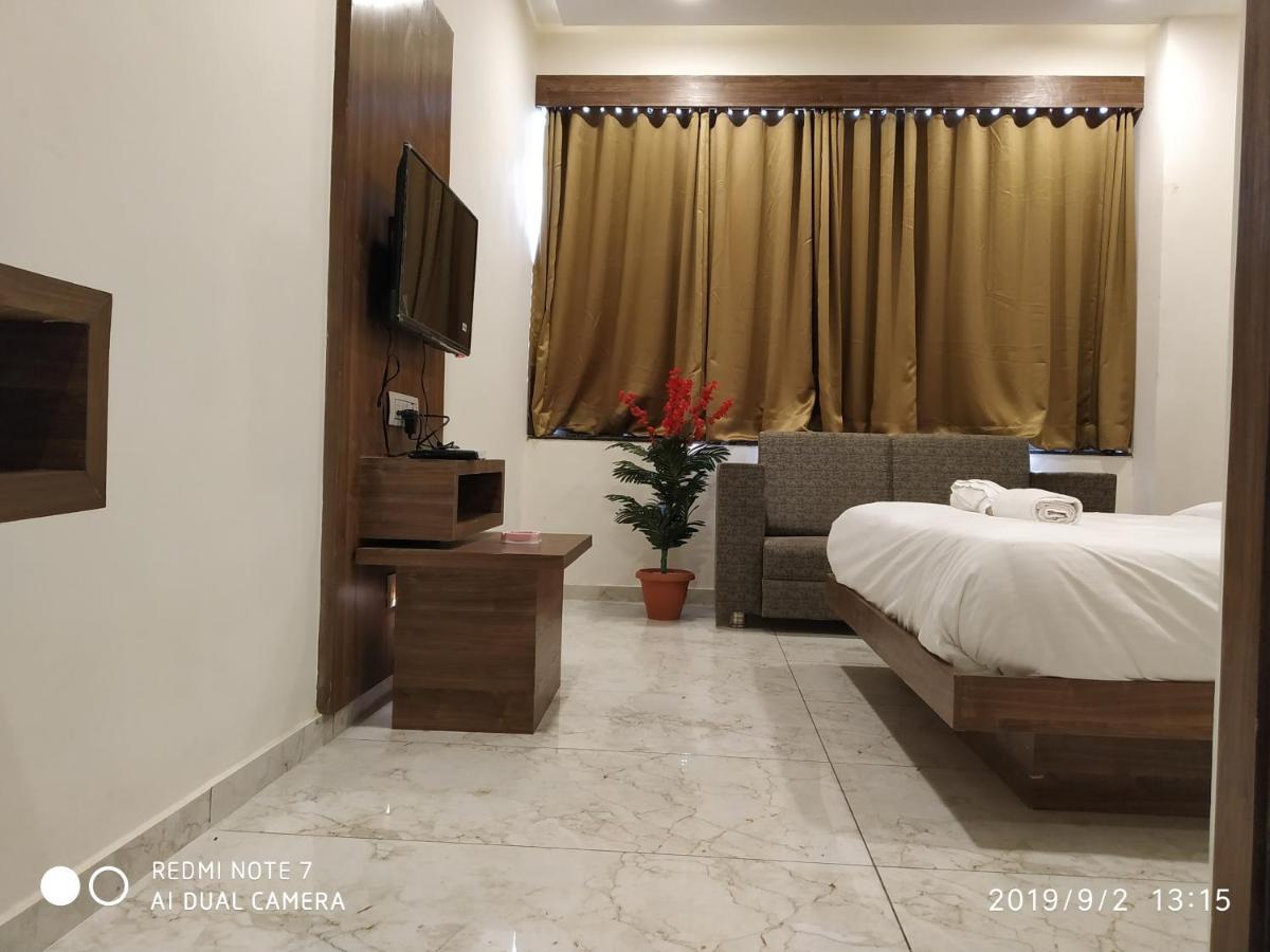 Hotel Krishna Palace Ānand Esterno foto