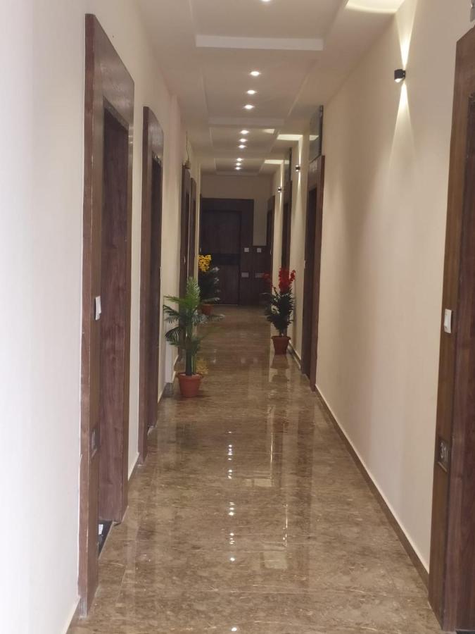 Hotel Krishna Palace Ānand Esterno foto