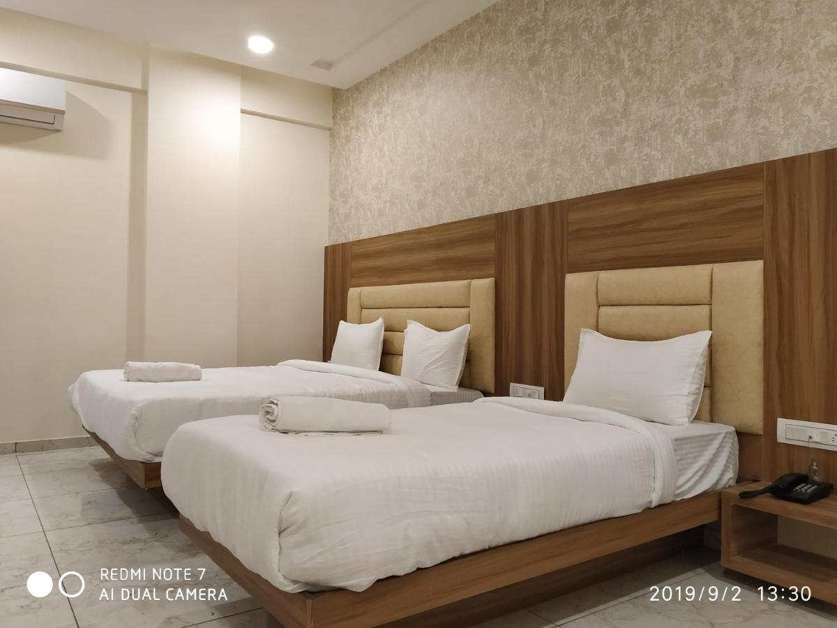 Hotel Krishna Palace Ānand Esterno foto