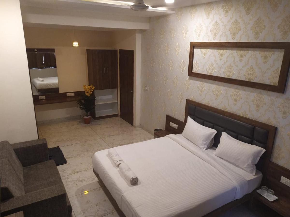 Hotel Krishna Palace Ānand Esterno foto