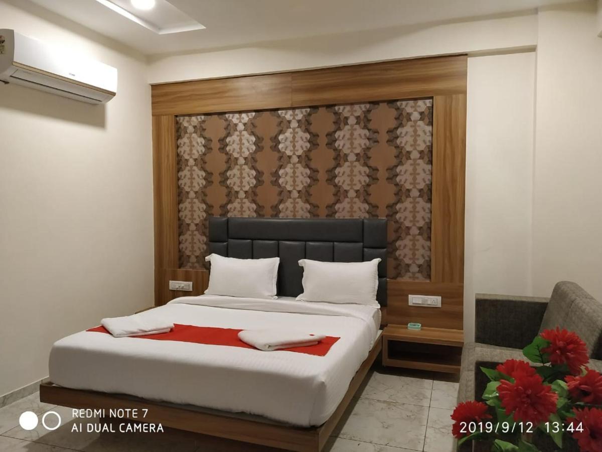 Hotel Krishna Palace Ānand Esterno foto