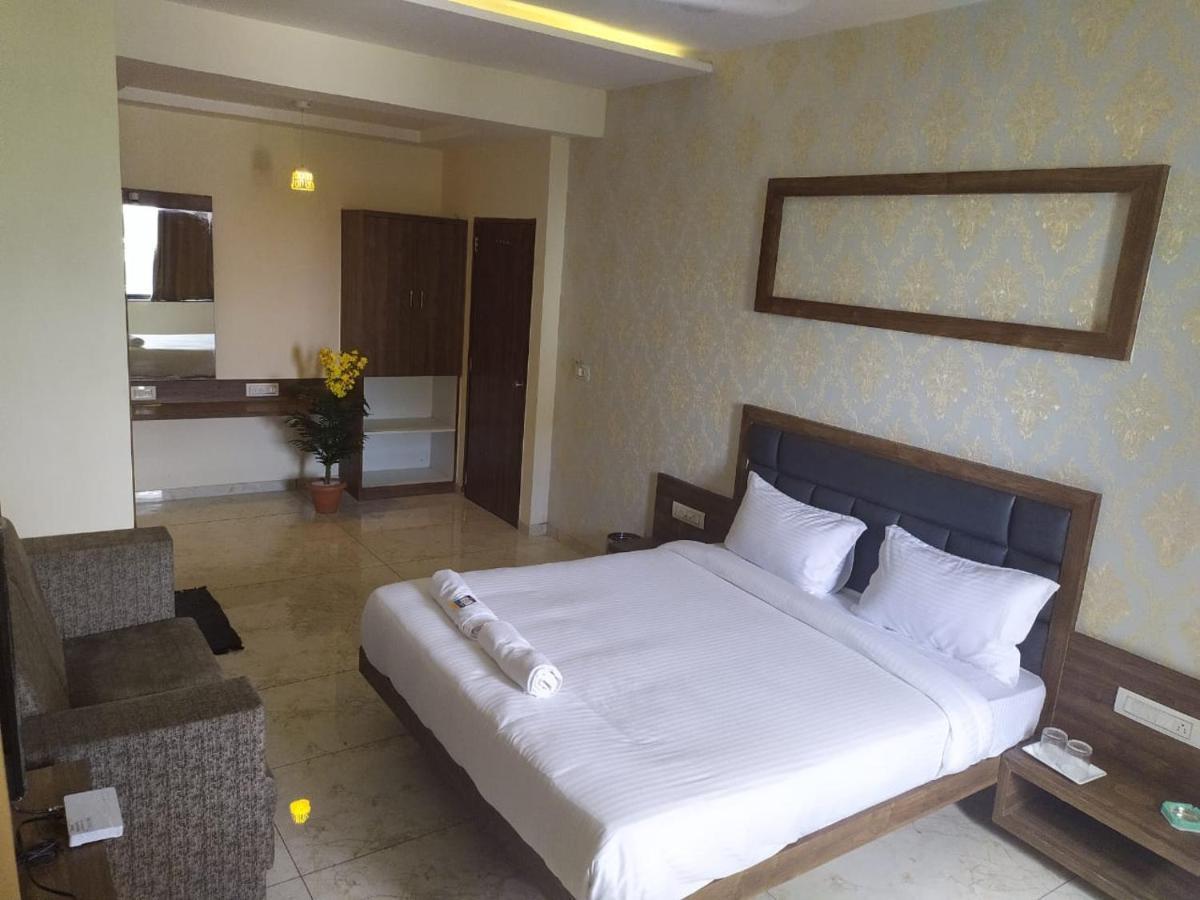 Hotel Krishna Palace Ānand Esterno foto