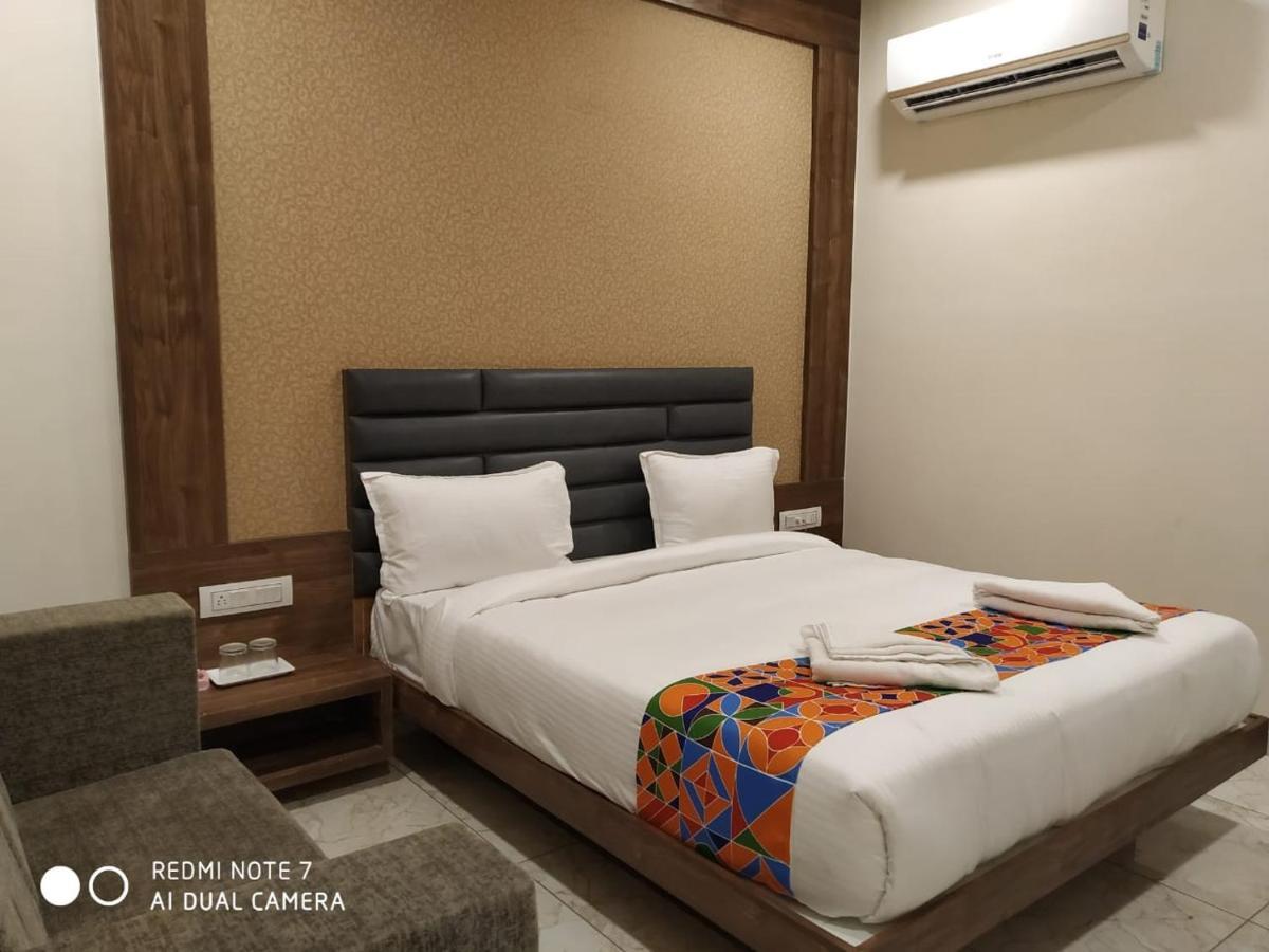 Hotel Krishna Palace Ānand Esterno foto