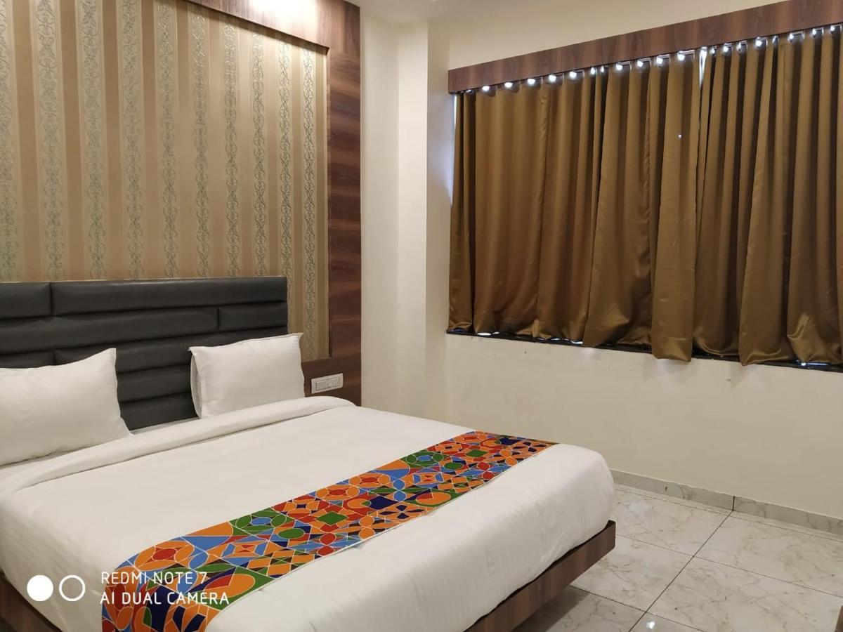 Hotel Krishna Palace Ānand Esterno foto