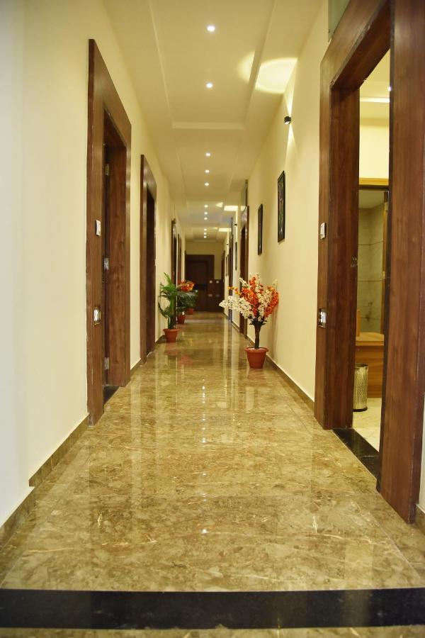 Hotel Krishna Palace Ānand Esterno foto