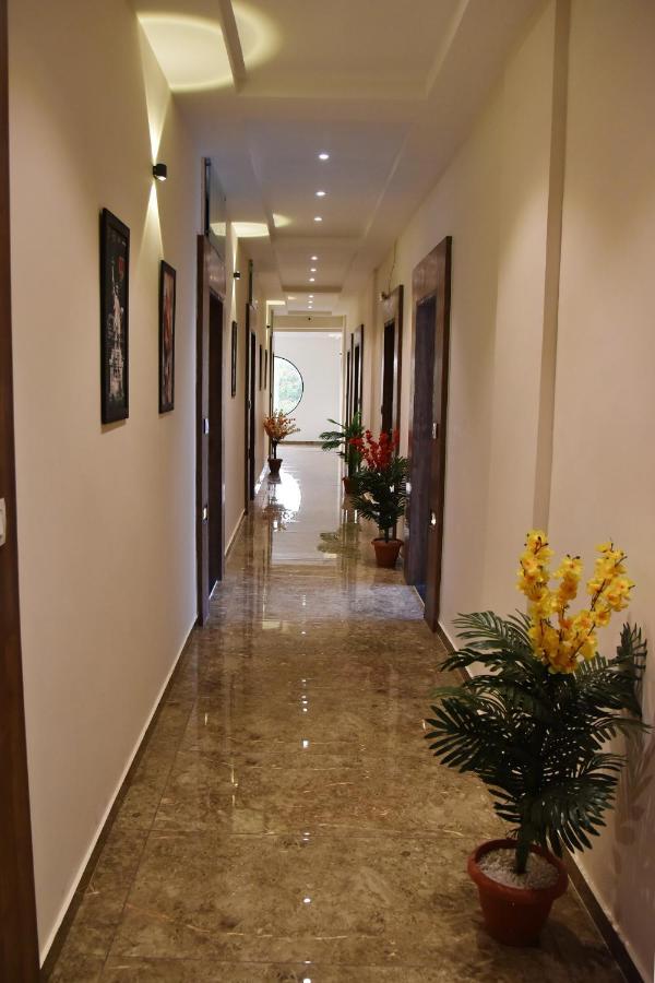 Hotel Krishna Palace Ānand Esterno foto