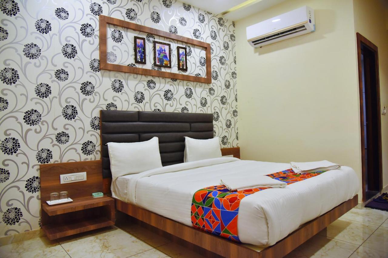 Hotel Krishna Palace Ānand Esterno foto