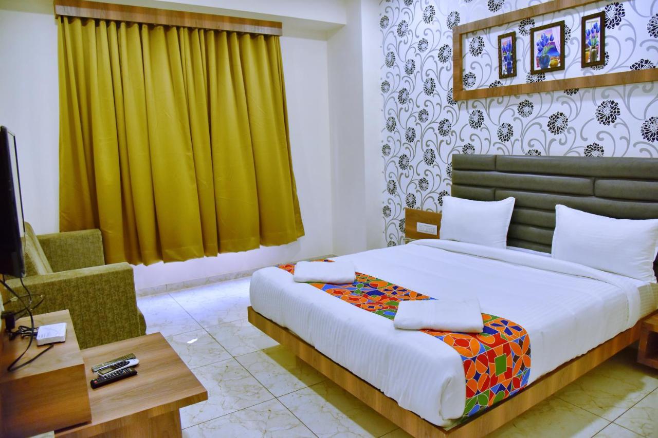 Hotel Krishna Palace Ānand Esterno foto